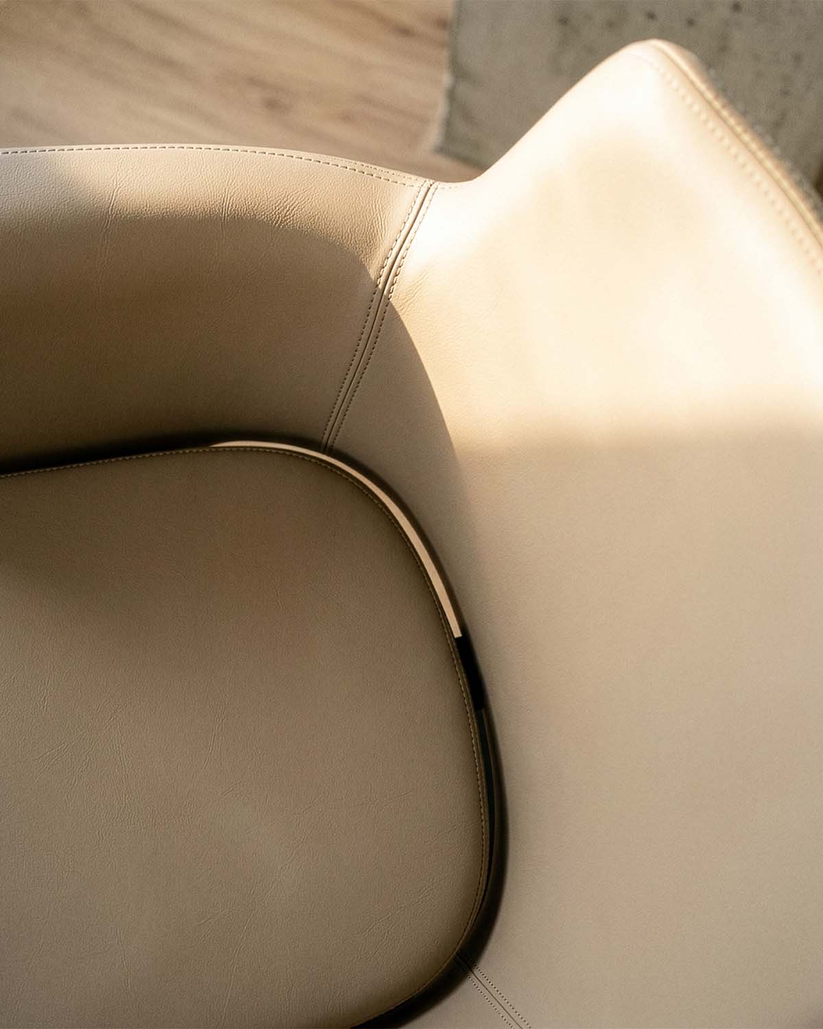 Greiner 38 - Fauteuil de coupe beige avec base ronde noire
