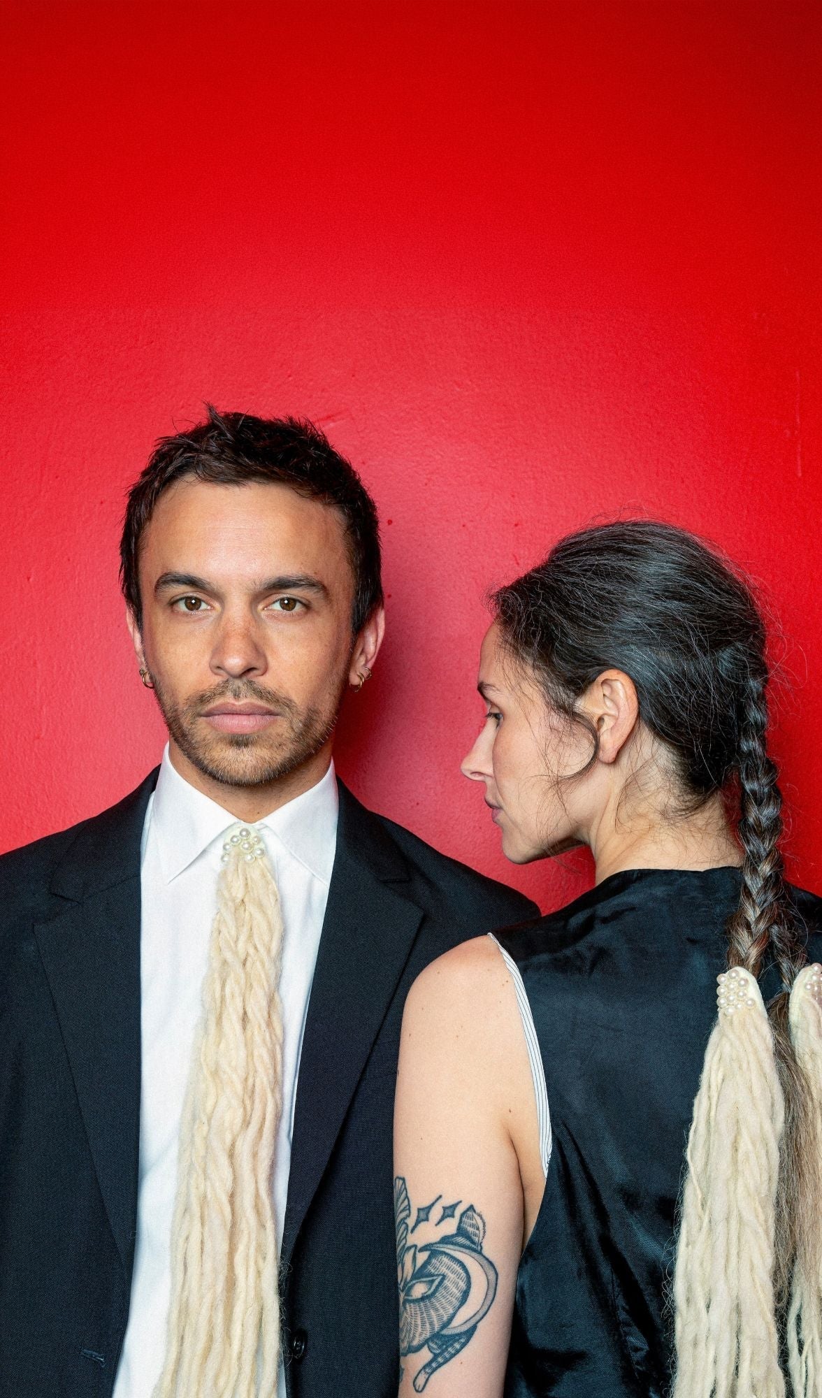 Christopher Mitchell peint son salon en rouge foncé