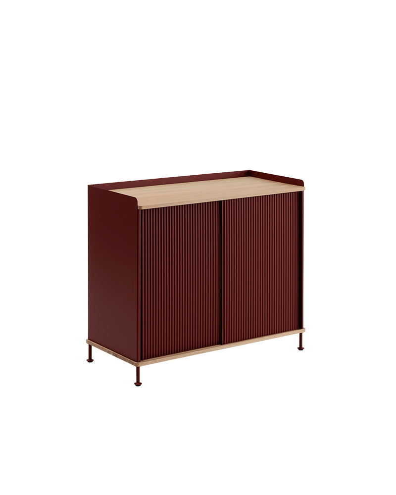 Enfold - Dunkelrotes Sideboard - Geriffeltes Metall - Eichenholz