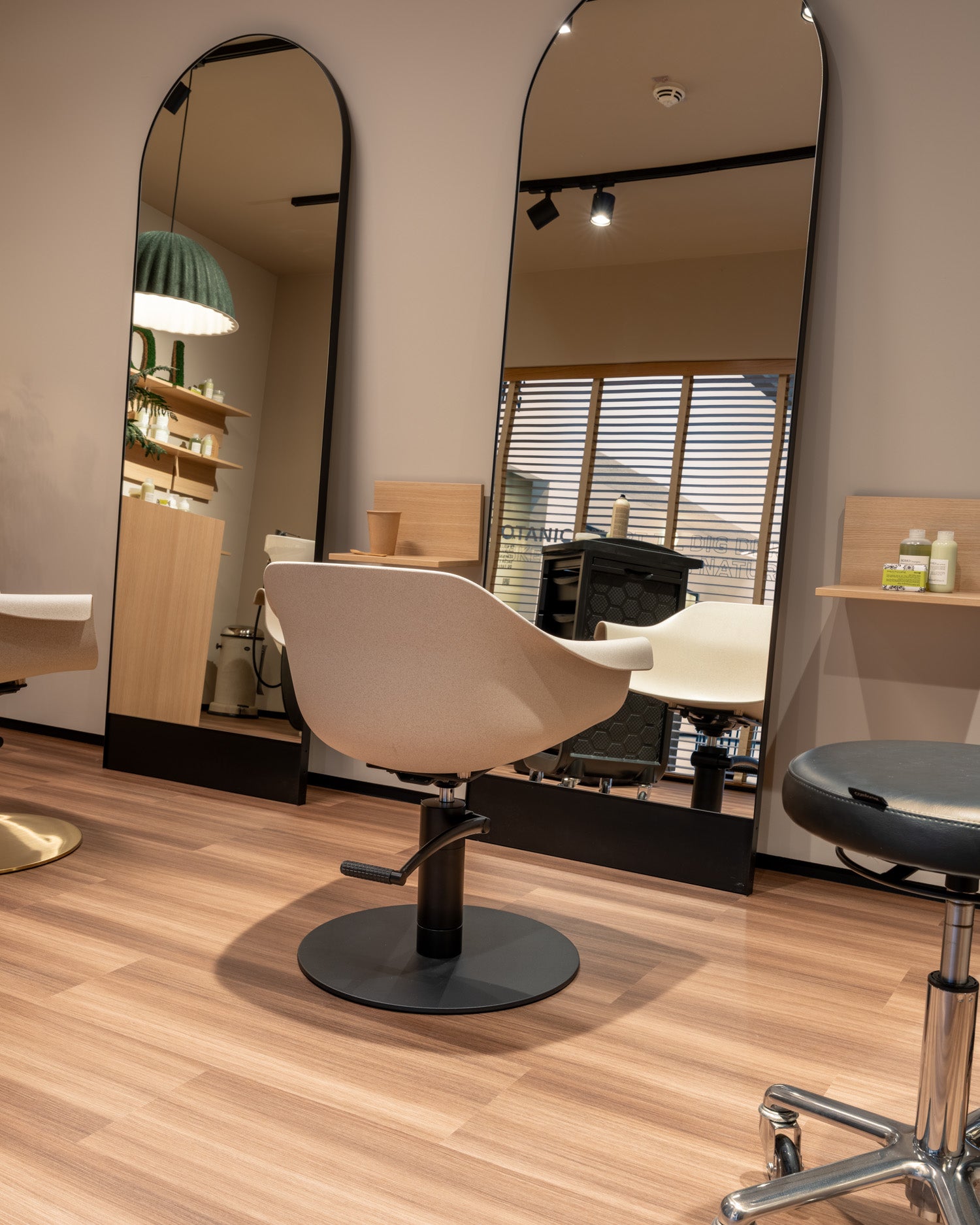 Eco - Sedia da parrucchiere beige - Base tonda nera